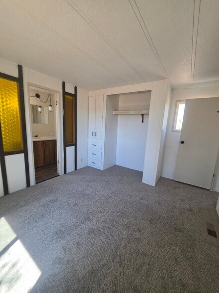 Building Photo - 1112 US-30
