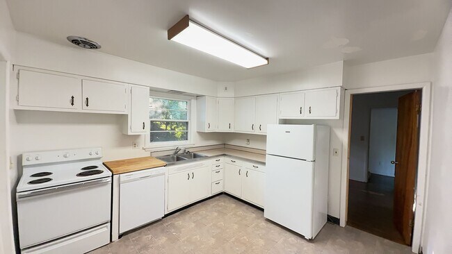 Building Photo - 4 Bedroom Home Avail August 2026!  Monthly...
