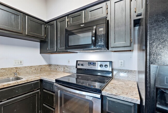 Building Photo - 3122 Camelot Dr