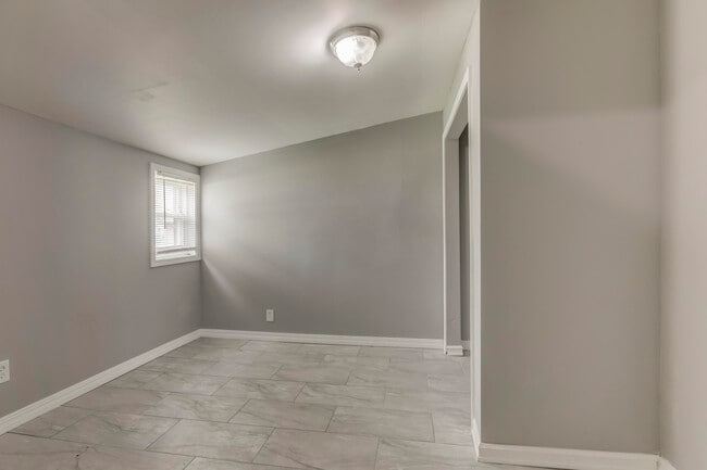 Building Photo - 6020 Mayfair St