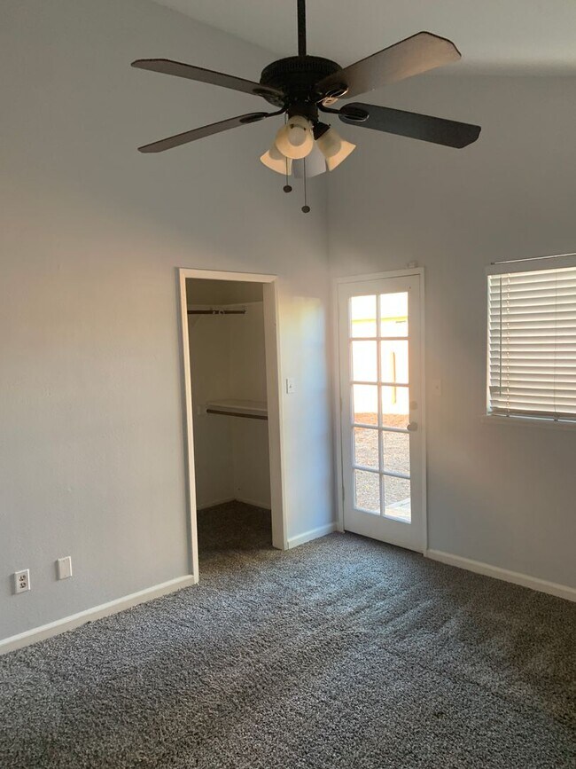 Building Photo - Clean 3 Bedroom / 2 Bathroom House in Sout...
