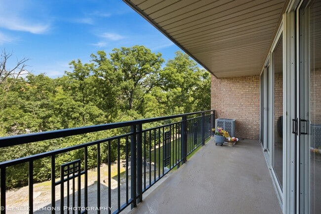 Building Photo - 6000 Oakwood Dr