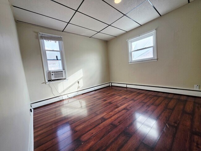 Building Photo - 20 Walnut St