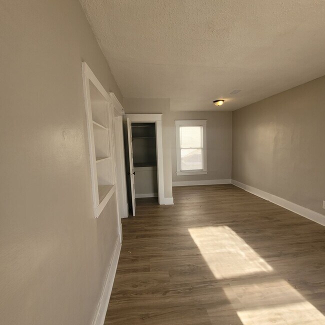 Building Photo - 1527 SW Mulvane St