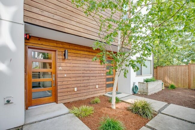 Building Photo - Air Conditioned Judkins Parkside Townhome ...