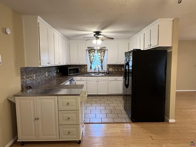 Building Photo - 212 Highland Dr