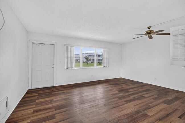 Building Photo - 104 Easthampton E