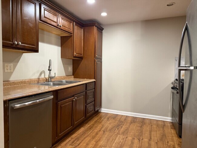 Building Photo - 154 E Bailey Rd