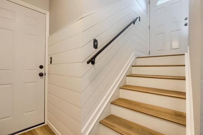 Building Photo - 4 BED 3 BATH HOUSE NEAR CREAK PARK!!!