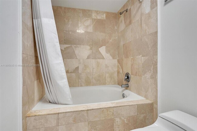 Building Photo - 2560 Tigertail Ave