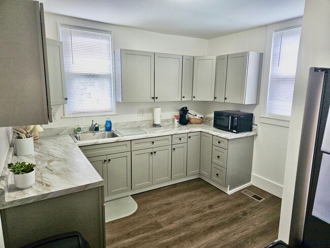 Building Photo - 621 N Carver St