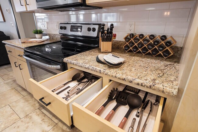 Building Photo - 6 Clinton Ct N