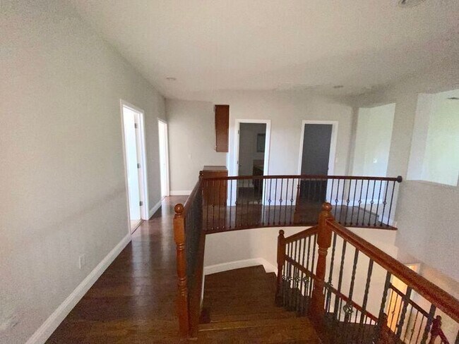 Building Photo - Top of the Hill - Gorgeous 5 Bedroom 3 Bat...