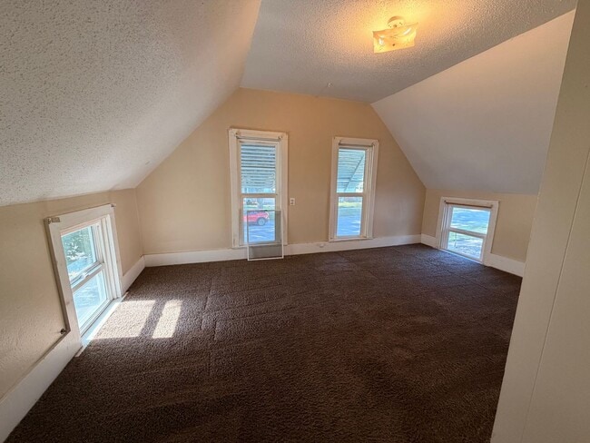 Building Photo - *LEASE SPECIAL* 3 Bedroom House $795