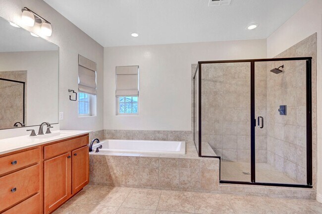 Building Photo - 4 bedroom home with 2 primary bedrooms! On...