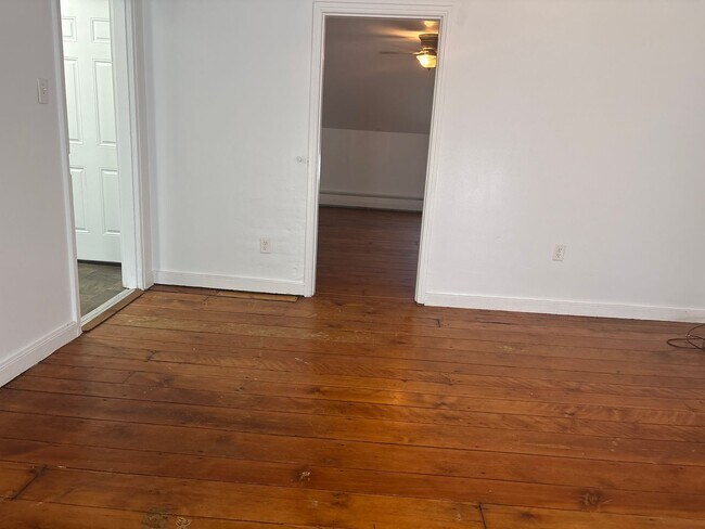 Building Photo - 1-2 Bedroom 3rd Floor Apartment Across from Central Market in Downtown York