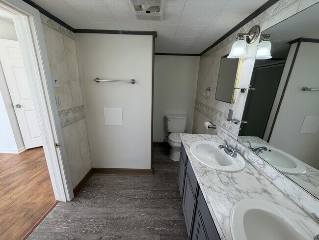 Building Photo - Spacious yard-3/2 available now!