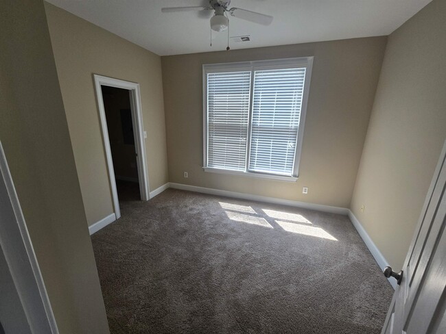 Building Photo - 113 Village Ln