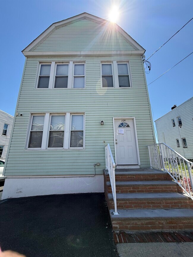 Building Photo - 726 Garfield Ave