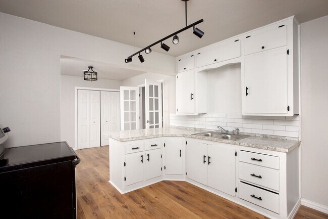 Building Photo - Fully updated Sunrise Home