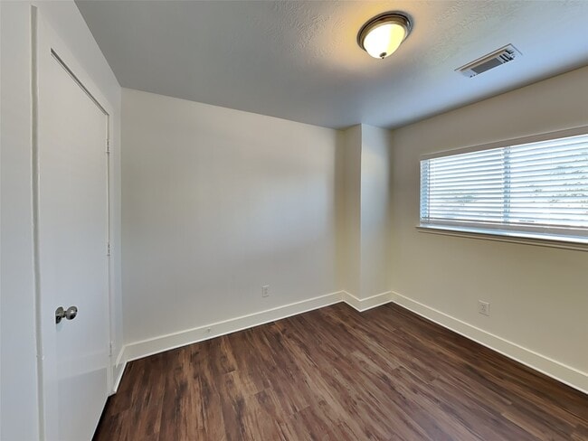 Building Photo - 5011 Westfield Village Dr