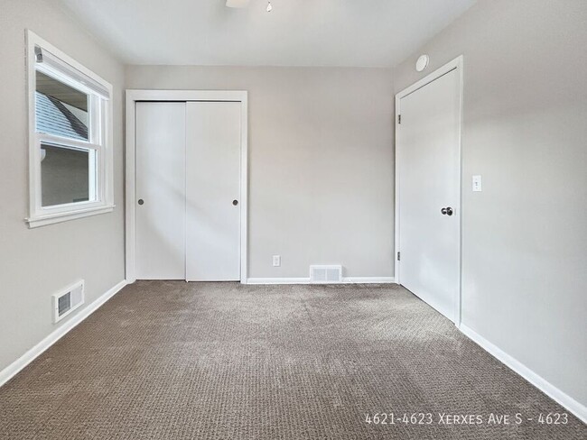 Building Photo - 2br 1ba 1cg ~ Security Deposit Free Altern...