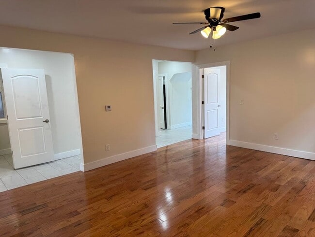 Building Photo - Great 1st Floor Duplex in Squirrel Hill! Available NOW!