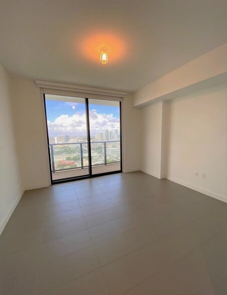 Building Photo - 1600 NE 1st Ave