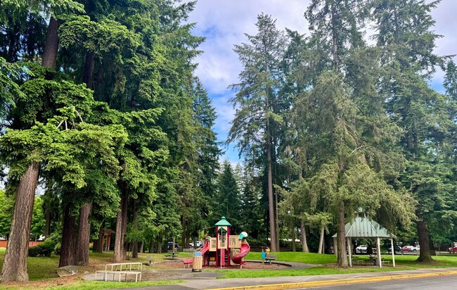 Building Photo - 3-Bed End-Unit Townhome in Redmond