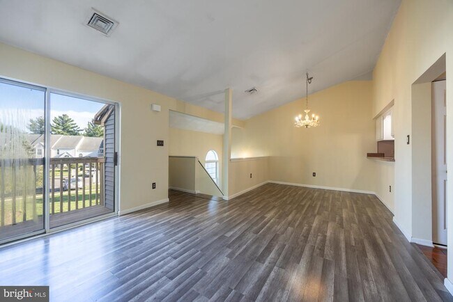 Building Photo - 85 Pinewood Dr