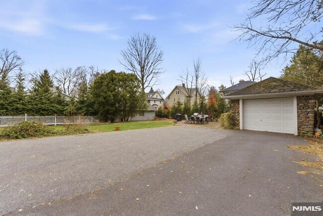 Building Photo - 113 Oak St