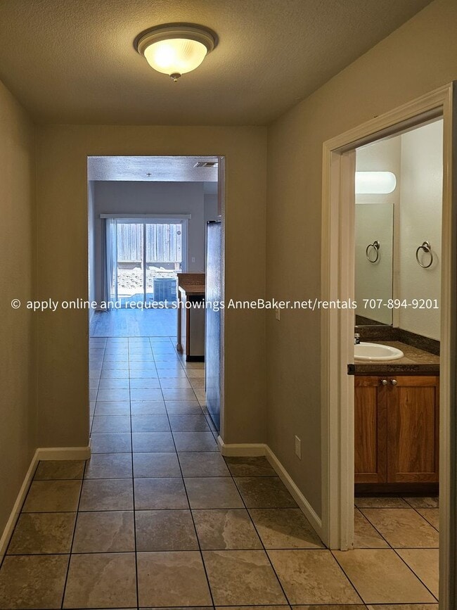 Building Photo - Close to Shopping Cloverdale 2 Bedroom Available Now