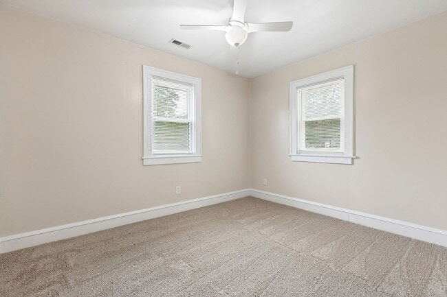 Building Photo - Water Views, Hampton, 3 bed 2.5 bath Ready Now!