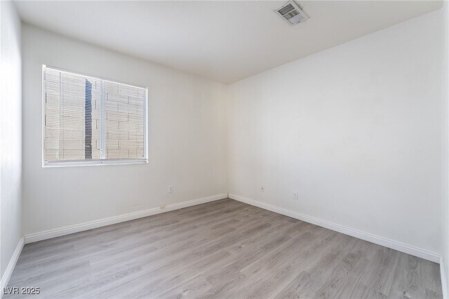 Building Photo - 1512 Iron Springs Dr
