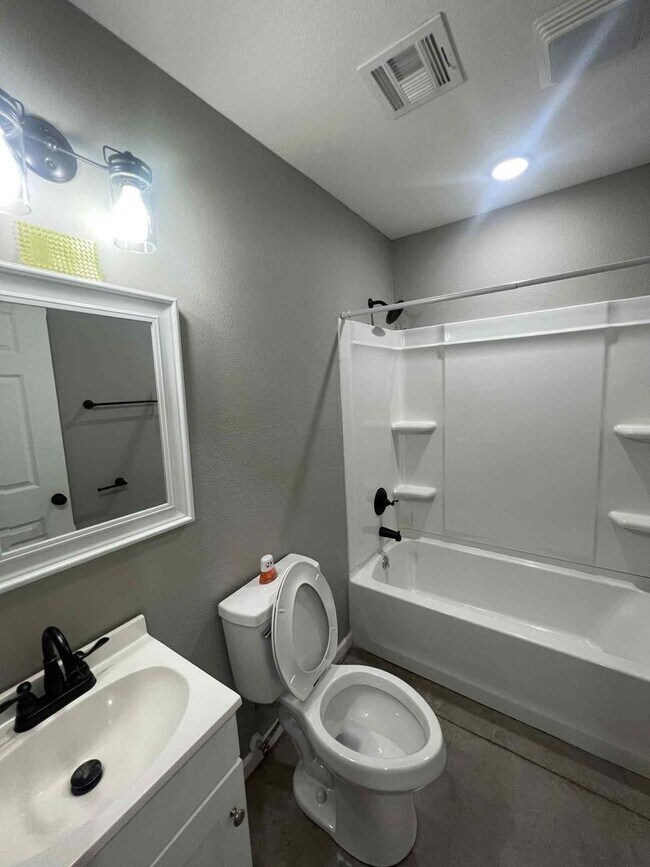 Building Photo - 206-208 N Wall Duplex