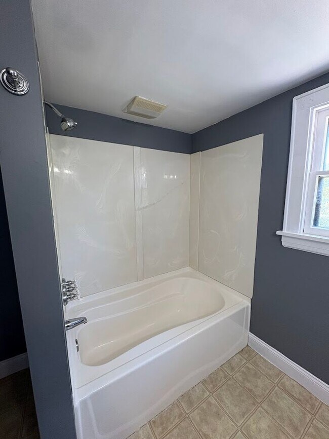 Building Photo - Three bedroom one bathroom home for rent