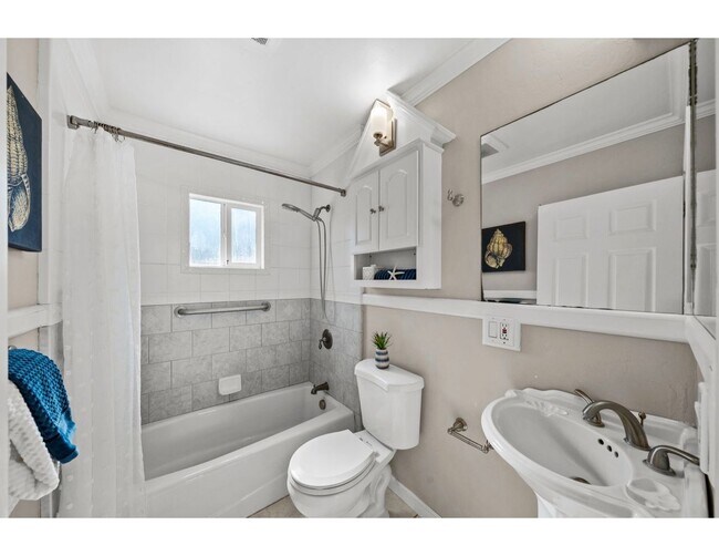 Building Photo - 674 E Julian St