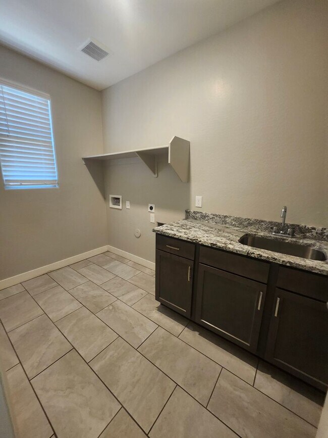 Building Photo - Single Family Home-  5 bedrooms 3 Baths