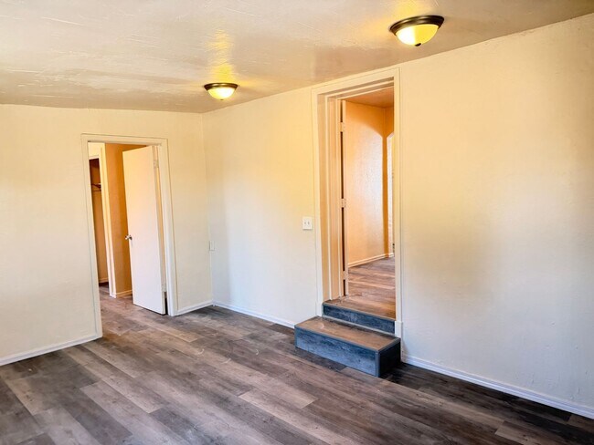 Building Photo - Cute House - 3Bed 1Bath - ONE Block from CMU!!!