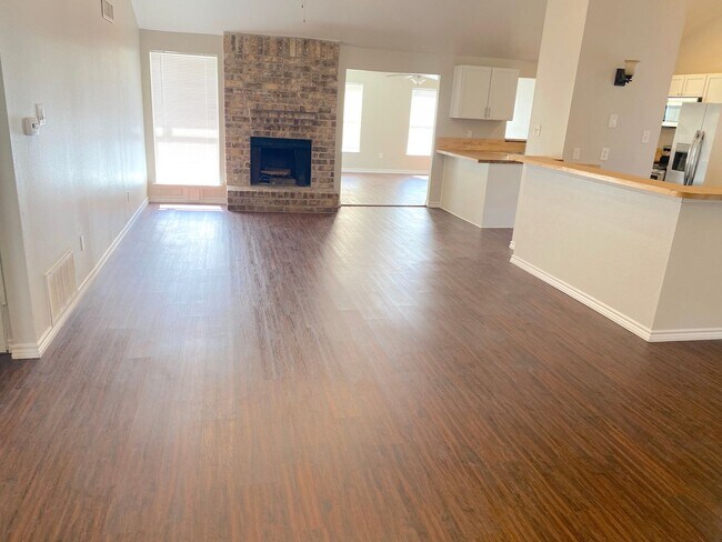 Building Photo - Richmond Area Beauty with Open Family Area