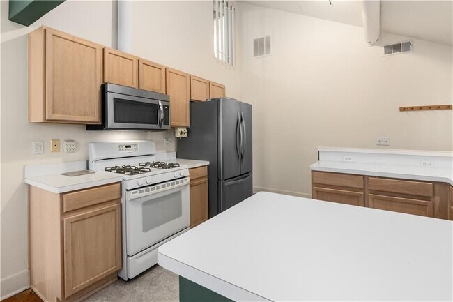 Building Photo - 2035 Manchester St NE