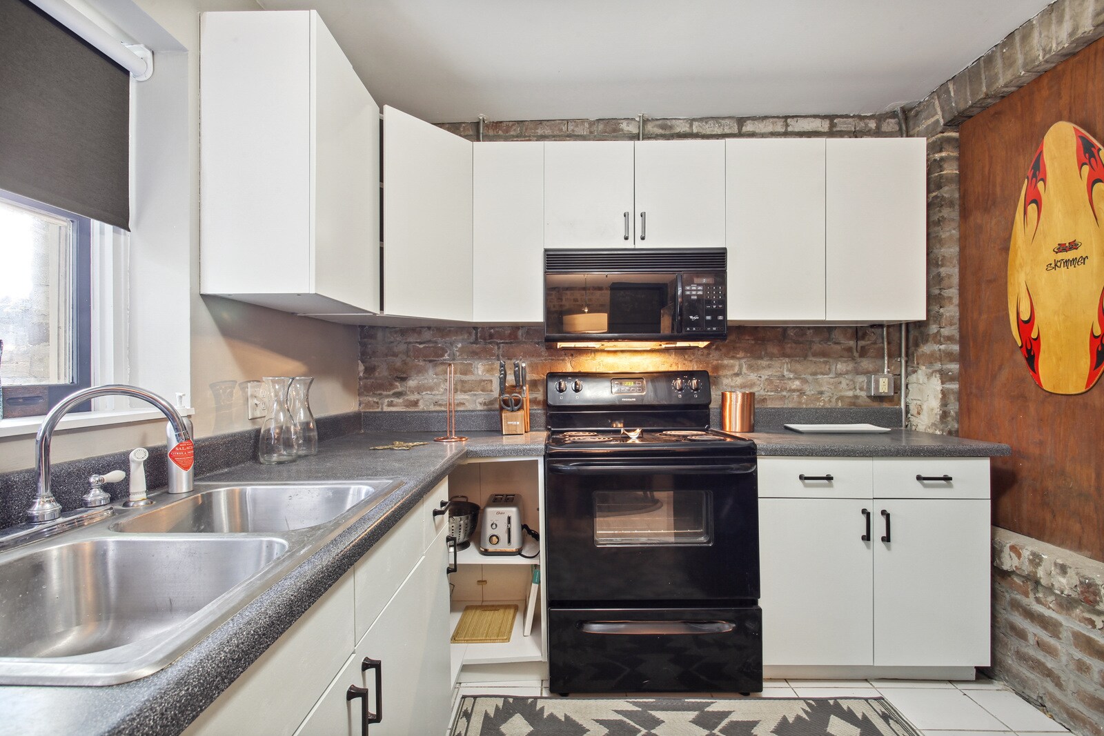 Building Photo - 208B W Hall St