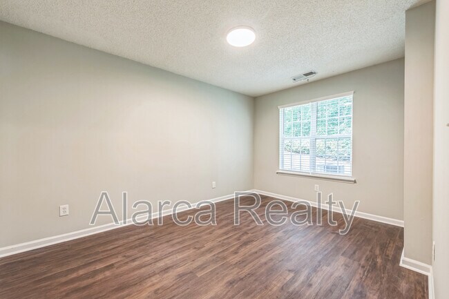Building Photo - 8787 Robinson Forest Dr