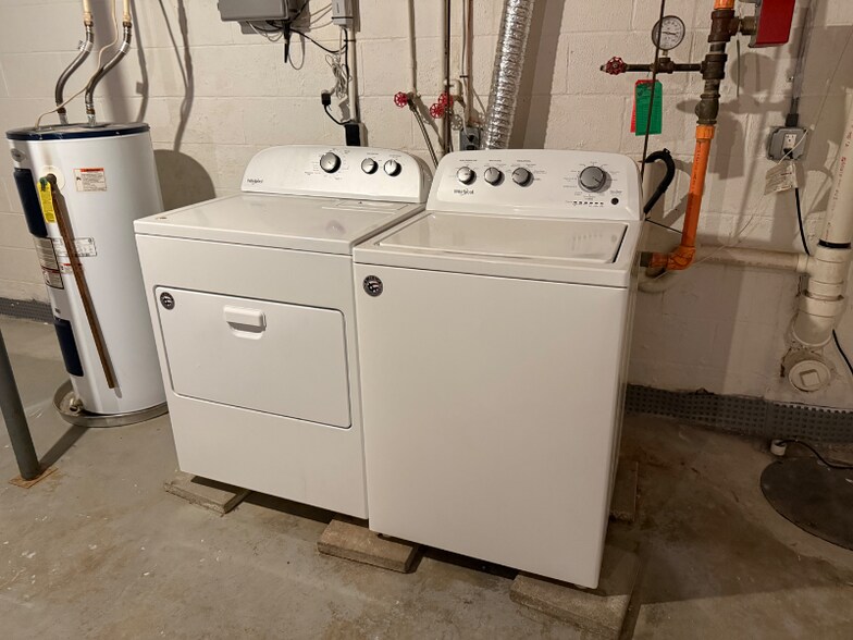 Building Photo - 814 Cobble Creek Curv