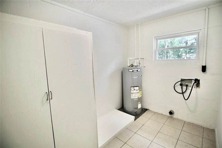 Building Photo - 2912 NE 25th Ct