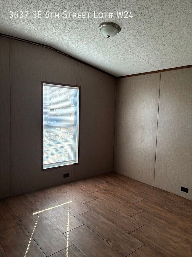 Building Photo - 3637 SE 6th St