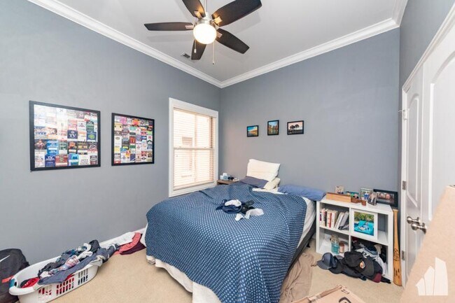Building Photo - 3 bedroom in Chicago IL 60657