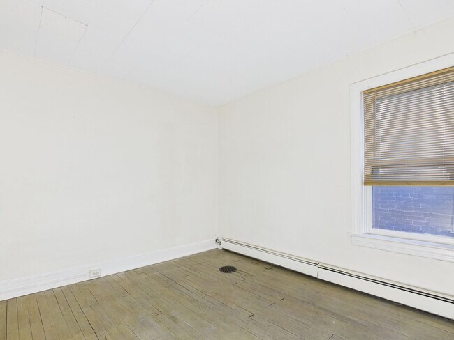 Building Photo - 735 N George St