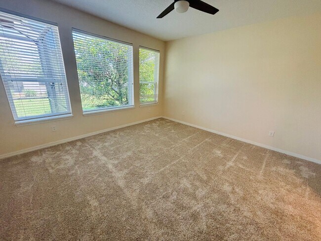 Building Photo - Beautiful movie in ready, large 2/2 in Ocala Preserve - All ages