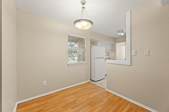 Building Photo - CV-AUS6901 Woodhue